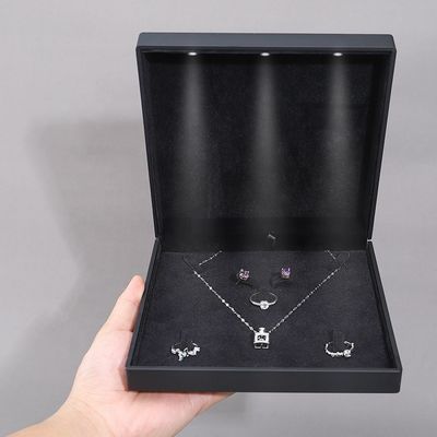 China fabricação por atacado de alta qualidade Led caixa de joias Embalagem Colar Pulseira Anel Caixa de joias Logotipo personalizado High End Preto Plástico Led Caixa de joias com Luz
