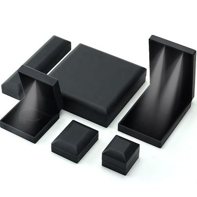 China fabricação por atacado de alta qualidade Led caixa de joias Embalagem Colar Pulseira Anel Caixa de joias Logotipo personalizado High End Preto Plástico Led Caixa de joias com Luz