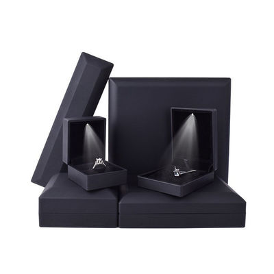 China fabricação por atacado de alta qualidade Led caixa de joias Embalagem Colar Pulseira Anel Caixa de joias Logotipo personalizado High End Preto Plástico Led Caixa de joias com Luz