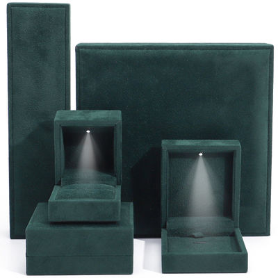 comprar Caixa de embalagem de joias de luxo de toque suave verde escuro com luz LED brilhante online manufacture