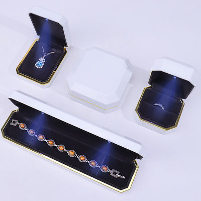 Custom Logo Light Jewelry Gift Box for Bracelet Earrings Pendant Velvet Necklace Ring Material feito à mão