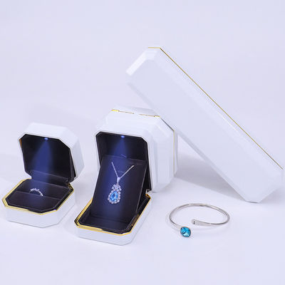 Custom Logo Light Jewelry Gift Box for Bracelet Earrings Pendant Velvet Necklace Ring Material feito à mão