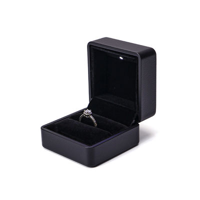 Caixa de anéis personalizada Hanhong com luz 6,5*6,5*4,5cm Tamanho Couro preto e material de veludo
