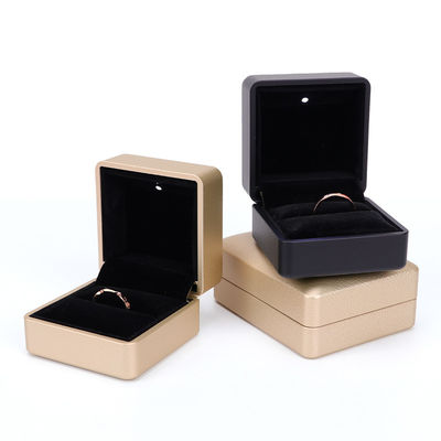 Caixa de anéis personalizada Hanhong com luz 6,5*6,5*4,5cm Tamanho Couro preto e material de veludo