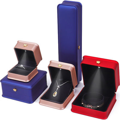 Caixa de jóias de plástico brilhante LED iluminada com ornamento de coroa de ouro