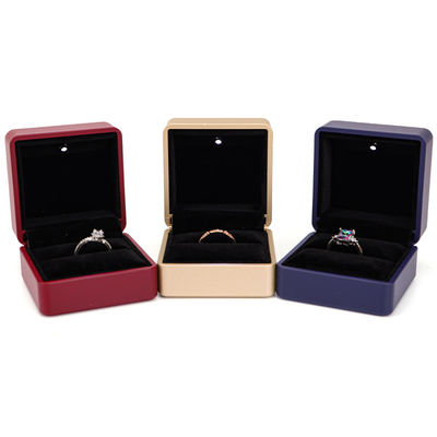 Caixa de anéis personalizada Hanhong com luz 6,5*6,5*4,5cm Tamanho Couro preto e material de veludo