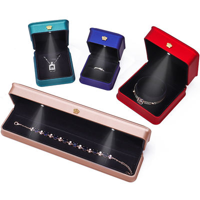 Caixa de jóias de plástico brilhante LED iluminada com ornamento de coroa de ouro