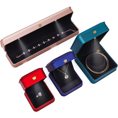 Caixa de jóias de plástico brilhante LED iluminada com ornamento de coroa de ouro