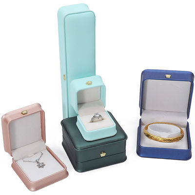 Logotipo personalizado Caixa de jóias de couro PU para pulseira de coroa Pendente Collar de anel de embalagem