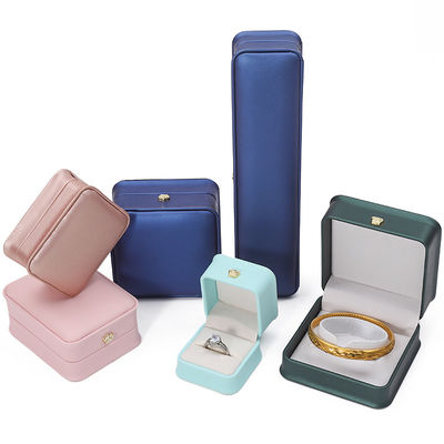 Logotipo personalizado Caixa de jóias de couro PU para pulseira de coroa Pendente Collar de anel de embalagem