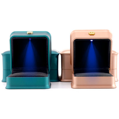 Caixa de anéis de colar de pulseira LED multicolor com material de veludo de plástico da Hanhong