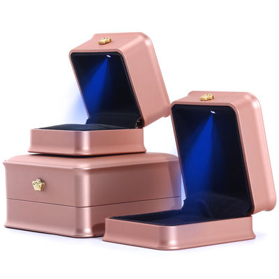 comprar Caixa de embalagem personalizada de joias de luxo com luz LED e material de veludo de plástico online manufacture