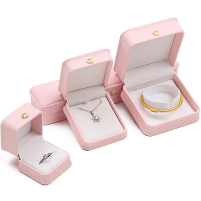 comprar 10*10*5cm Caixa de jóias de couro rosa para pulseiras de coroa Pendentes e anéis Logotipo personalizado online manufacture