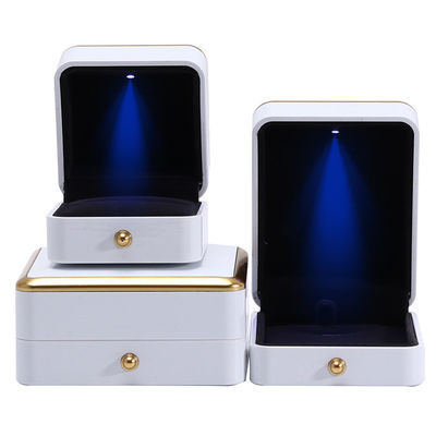 comprar Caixa de jóias personalizada Embalagem Caixa de jóias de plástico de corte de ouro com iluminação LED online manufacture