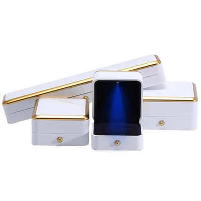 Caixa de jóias personalizada Embalagem Caixa de jóias de plástico de corte de ouro com iluminação LED