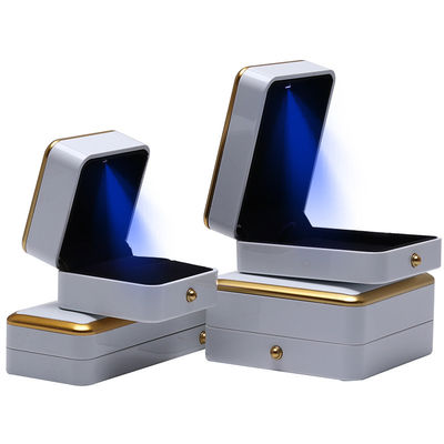 Caixa de jóias personalizada Embalagem Caixa de jóias de plástico de corte de ouro com iluminação LED