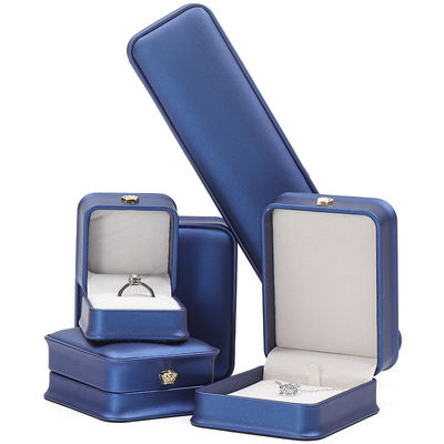 Pacote de jóias mais recente Caixa de jóias de coroa de couro azul para pulseira pendente colar de anel