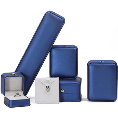 Pacote de jóias mais recente Caixa de jóias de coroa de couro azul para pulseira pendente colar de anel