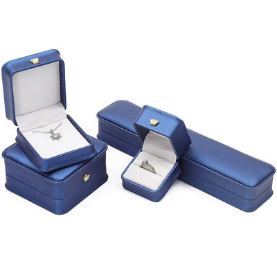 Pacote de jóias mais recente Caixa de jóias de coroa de couro azul para pulseira pendente colar de anel
