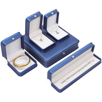 Pacote de jóias mais recente Caixa de jóias de coroa de couro azul para pulseira pendente colar de anel