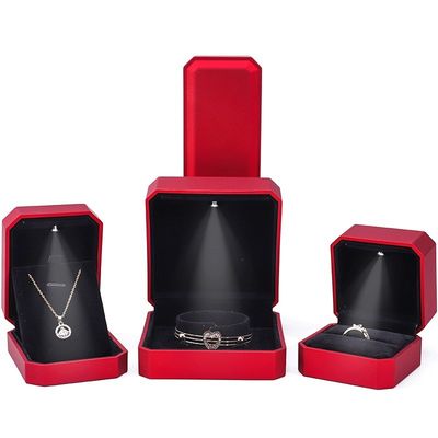 comprar Caixa de visualização de joias de luxo com luz LED e logotipo personalizado Vermelho acabamento 10 * 10 * 5cm online manufacture