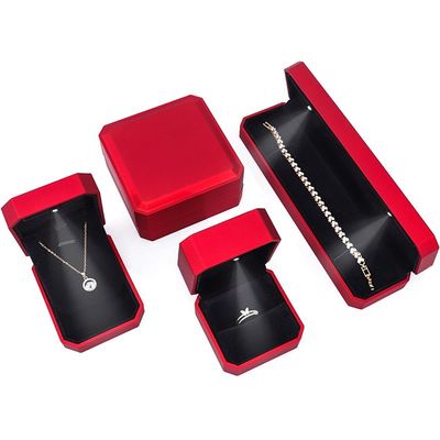 Caixa de visualização de joias de luxo com luz LED e logotipo personalizado Vermelho acabamento 10 * 10 * 5cm