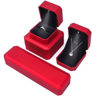 Caixa de visualização de joias de luxo com luz LED e logotipo personalizado Vermelho acabamento 10 * 10 * 5cm
