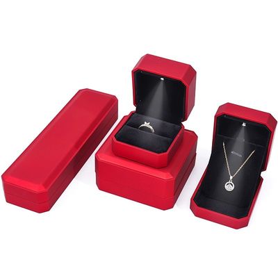 Caixa de visualização de joias de luxo com luz LED e logotipo personalizado Vermelho acabamento 10 * 10 * 5cm