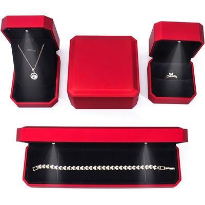 Caixa de visualização de joias de luxo com luz LED e logotipo personalizado Vermelho acabamento 10 * 10 * 5cm