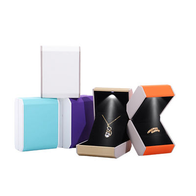 Cadeia de jóias de plástico de iluminação LED personalizada para tamanho personalizado Luxury LED Jewelry Contacte-nos