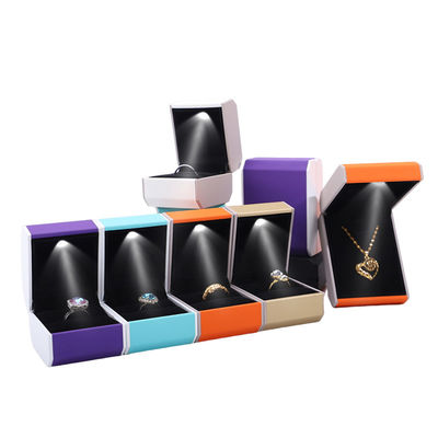 Cadeia de jóias de plástico de iluminação LED personalizada para tamanho personalizado Luxury LED Jewelry Contacte-nos