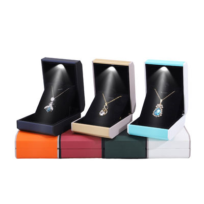 Caixa de jóias LED preta com logotipo personalizado Material plástico e interior de veludo personalizado