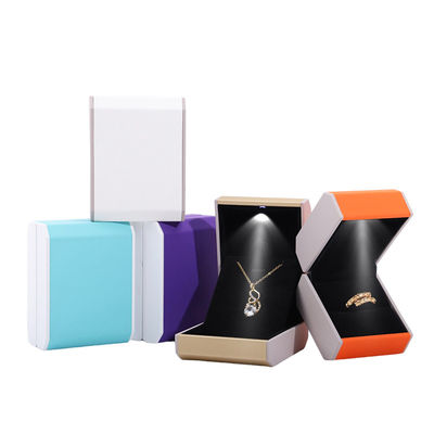 Caixa de jóias LED preta com logotipo personalizado Material plástico e interior de veludo personalizado