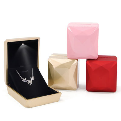 Hanhong Luxury Ring Box Logotipo personalizado PU plástico caixa de armazenamento de jóias brancas com luz LED