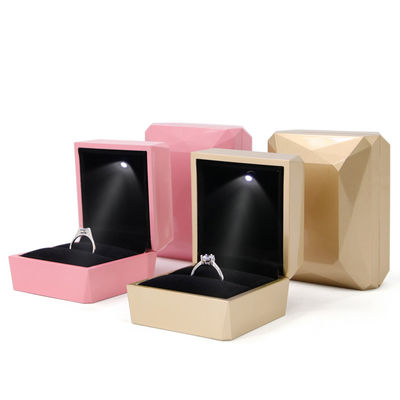 Hanhong Luxury Ring Box Logotipo personalizado PU plástico caixa de armazenamento de jóias brancas com luz LED