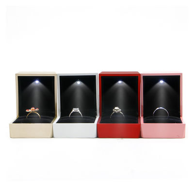 Hanhong Luxury Ring Box Logotipo personalizado PU plástico caixa de armazenamento de jóias brancas com luz LED