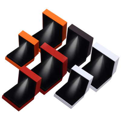 comprar 9*9*3.5cm Organizador de caixa de jóias com logotipo Caixa de anel LED de borda preta lacada online manufacture