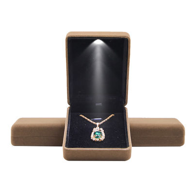 comprar Caixa de embalagem de jóias de luxo de Hanhong em relevo LED veludo marrom Caixa de anel personalizada com luz online manufacture