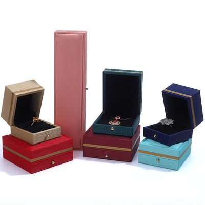 comprar Caixa de embalagem de colarinho de anel personalizado feita de couro para jóias de casamento em Hanhong online manufacture