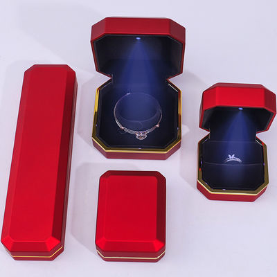 Caixa de joias octogonal vermelha artesanal de alta qualidade com luz LED e acabamento dourado