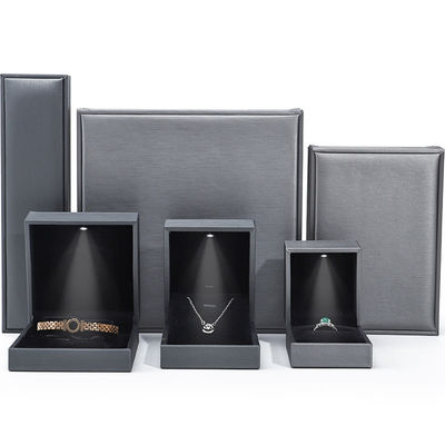 comprar Caixa de jóias LED de couro leve cinza Embalagem de luxo para anel de colar de pulseira online manufacture