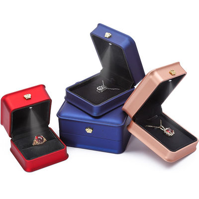 Caixa de jóias de luz LED Golden Crown para colar bracelete anel brincos embalagem