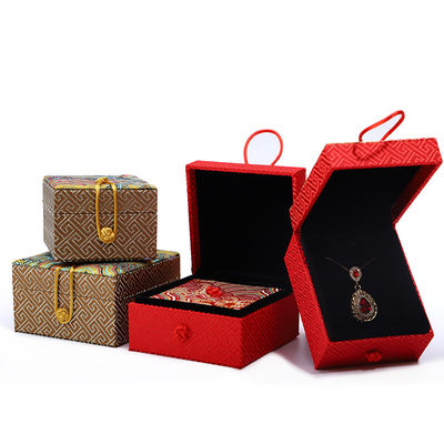 comprar Caixas de jóias de veludo feitas à mão Material do estilo chinês Colarinho Vermelho Caixa de armazenamento pendente online manufacture