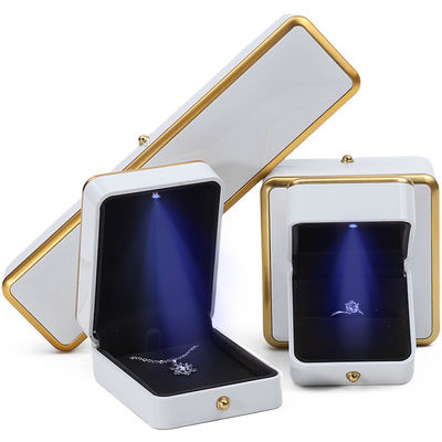 comprar High End Luxury Light Up Jewelry Box Jewelry Storage Case com interior de veludo macio online manufacture