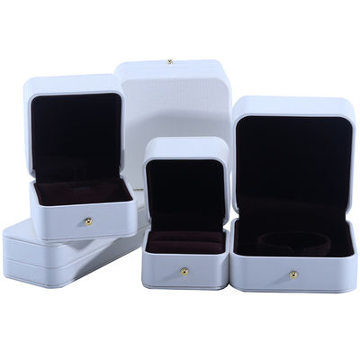 comprar Caixa de embalagem de jóias de couro PU branco para brincos de colarinho de casamento Anel 9,5*9,5*6cm online manufacture