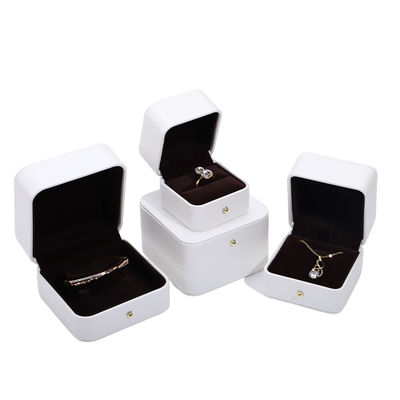 Caixa de embalagem de jóias de couro PU branco para brincos de colarinho de casamento Anel 9,5*9,5*6cm