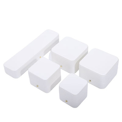 Caixa de embalagem de jóias de couro PU branco para brincos de colarinho de casamento Anel 9,5*9,5*6cm
