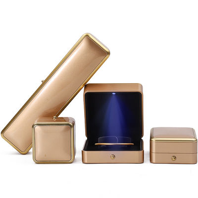 Logotipo personalizado Light Gold LED Jewelry Box Para Bracelet Necklace Brilhantes Anel de embalagem