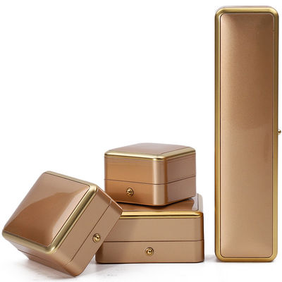Logotipo personalizado Light Gold LED Jewelry Box Para Bracelet Necklace Brilhantes Anel de embalagem
