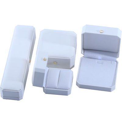 comprar Caixa de jóias de couro PU branco para função de armazenamento de jóias em forma de coroa personalizada Hanhong online manufacture